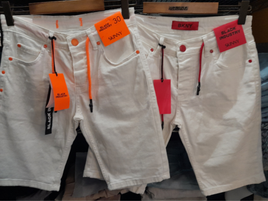 short blanc homme avec détails rouges - élégance décontractée pour l'été