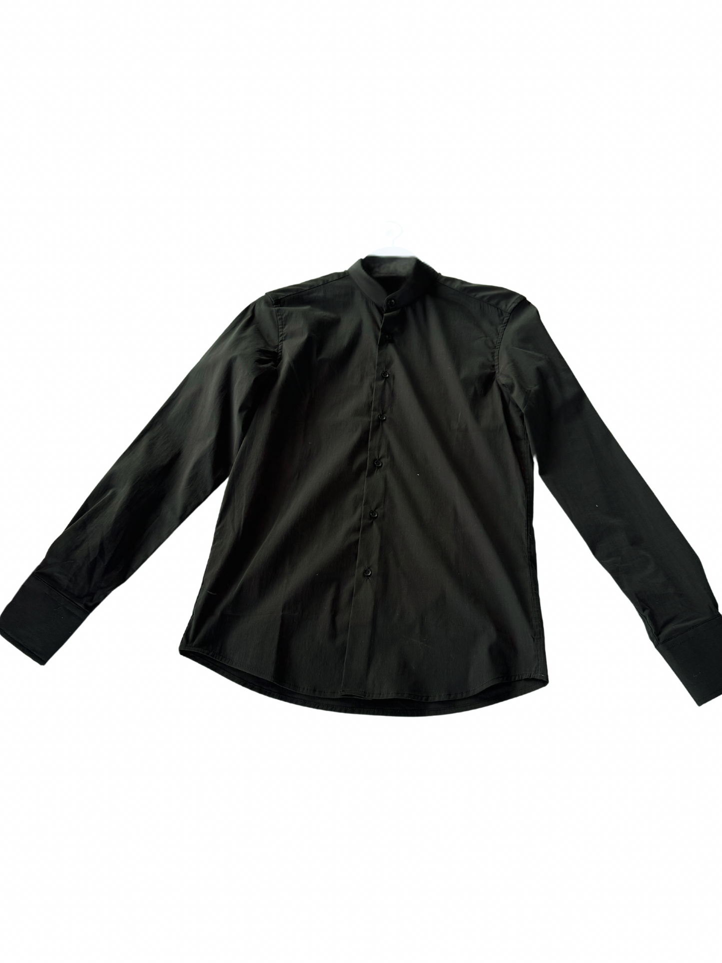 chemise noire homme col mao - élégance sobre et contemporaine