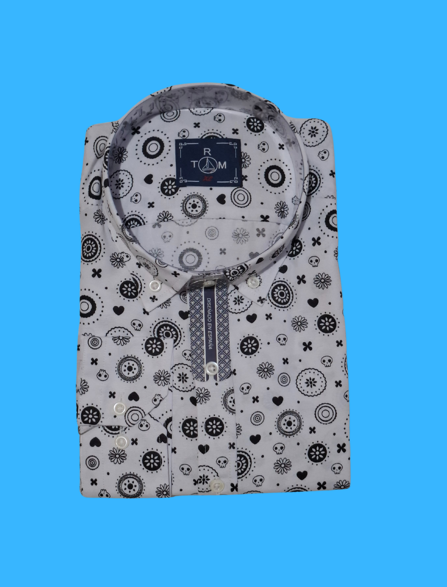 chemise homme à imprimé ludique noir et blanc – design original avec motifs de crâne et fleurs