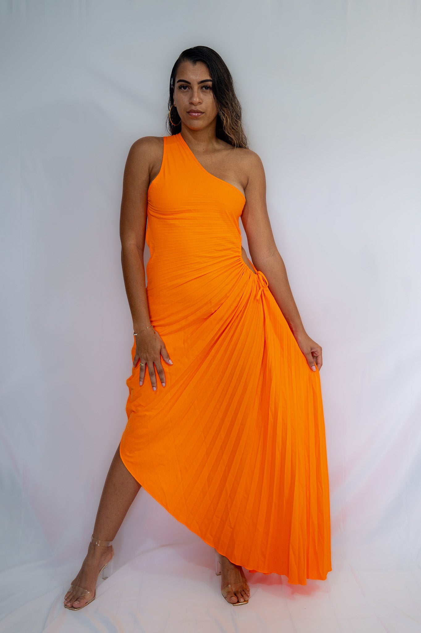 robe orange plissée one shoulder – élégance et fluidité pour vos soirées estivales