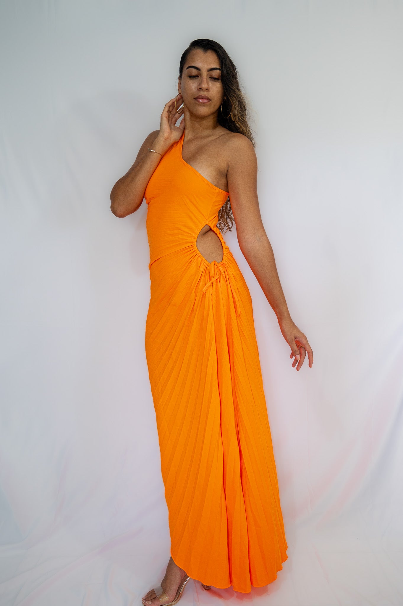 robe orange plissée one shoulder – élégance et fluidité pour vos soirées estivales