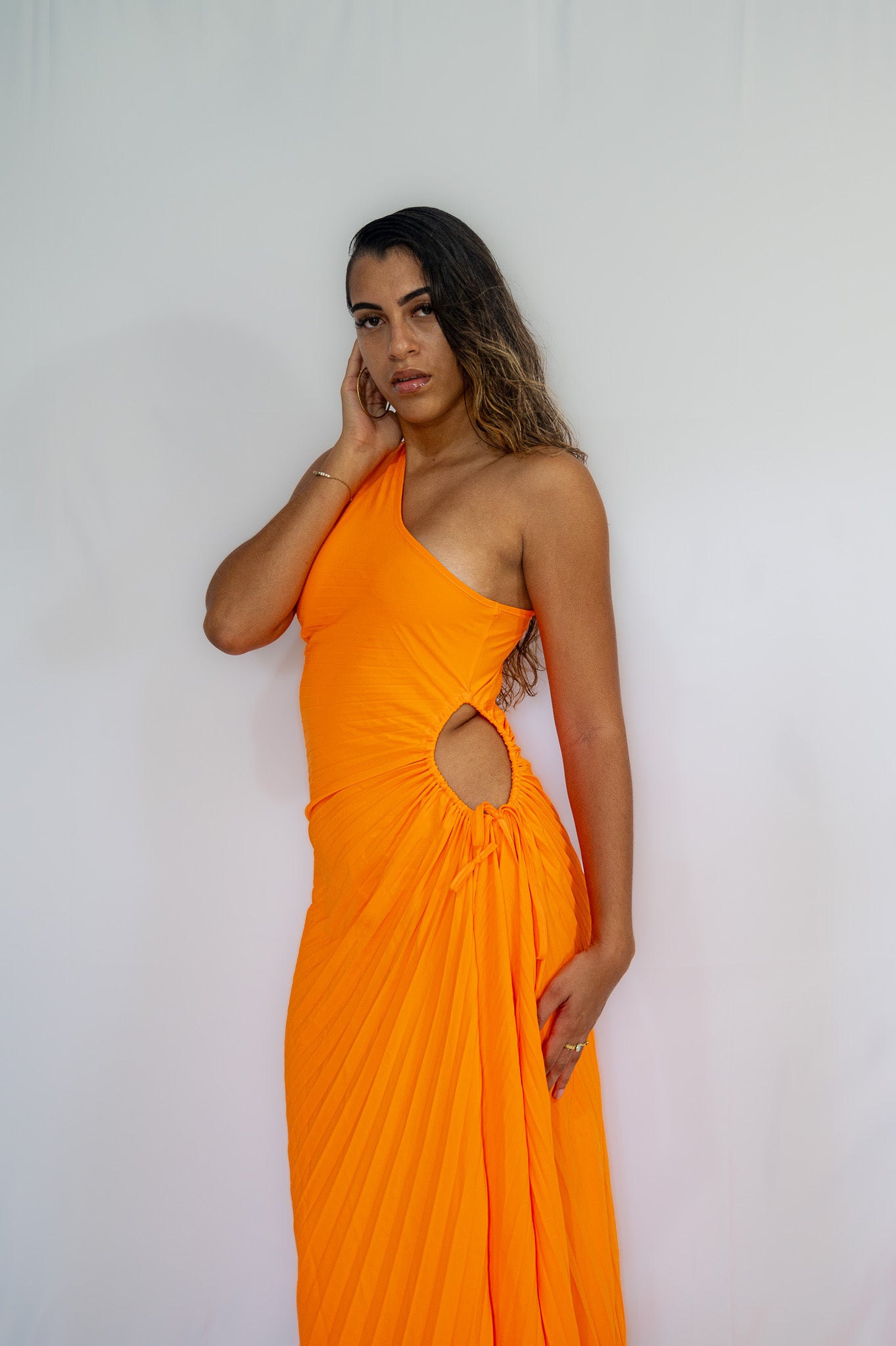 robe orange plissée one shoulder – élégance et fluidité pour vos soirées estivales