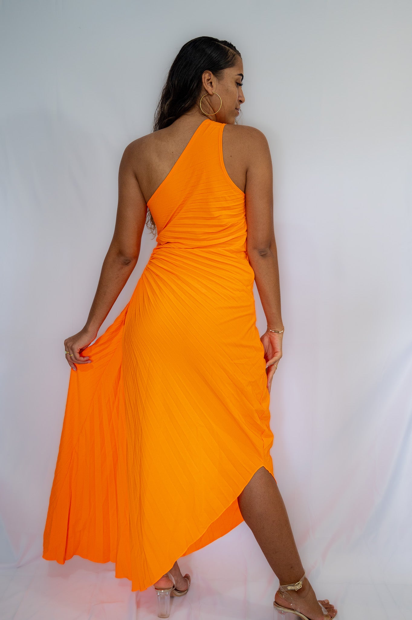 robe orange plissée one shoulder – élégance et fluidité pour vos soirées estivales