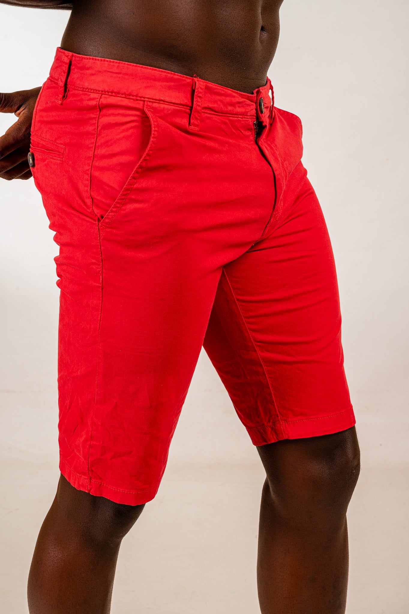 short homme rouge – élégance tropicale et confort au quotidien